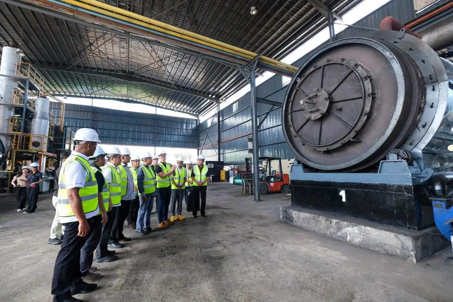 Pyrolysis in Terengganu using industrial reactor to convert solid waste into reusable products