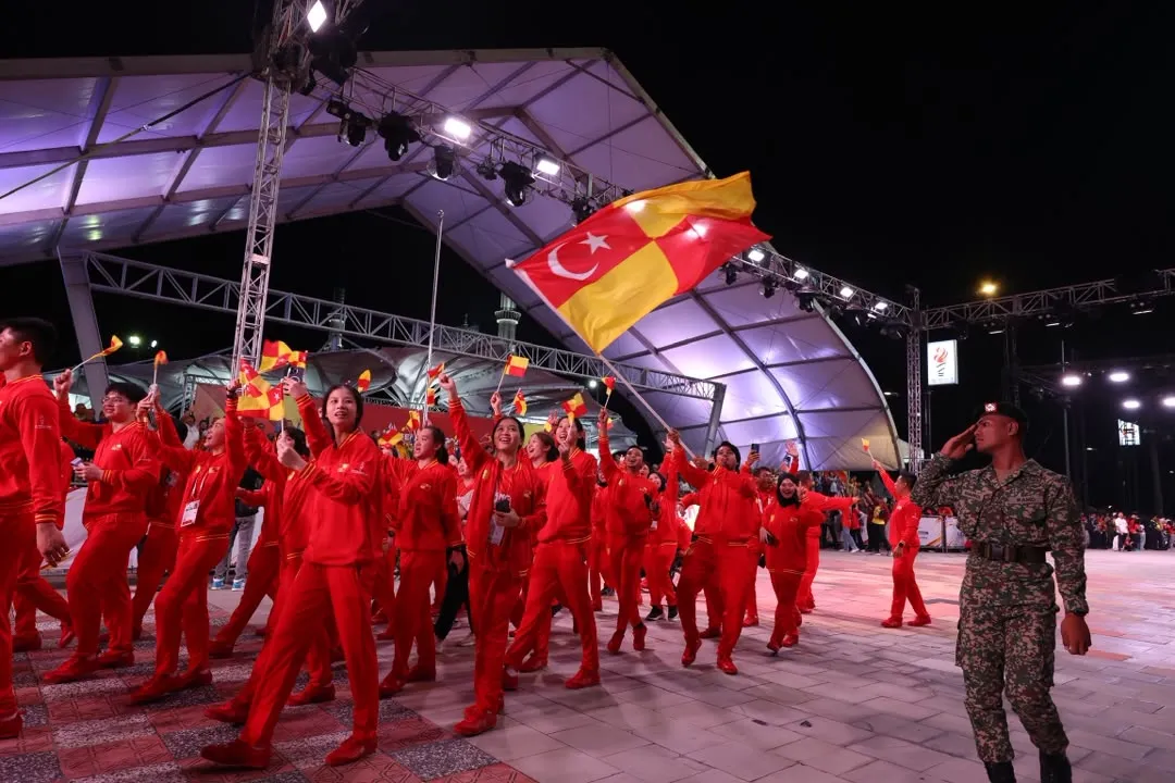 Atlet Selangor berarak membawa bendera negeri sempena SUKMA 2026 Selangor